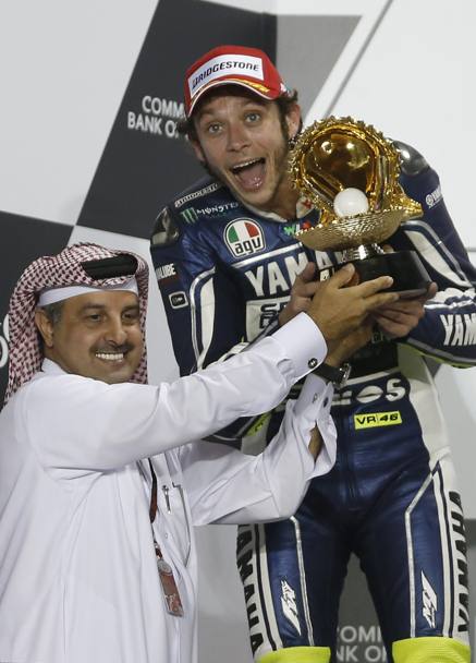 In Qatar riceve il trofeo da Nasser bin Khalifa al Atyyah, presidente della federazione del Qatar (Reuters) 